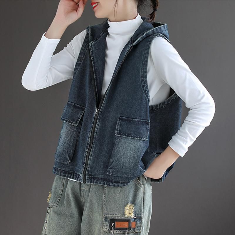 Losvallend Denimvest Met Capuchon En Rits In De Zomer