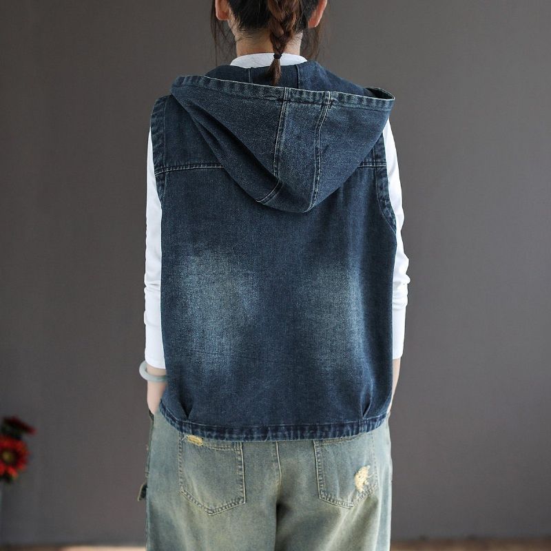 Losvallend Denimvest Met Capuchon En Rits In De Zomer