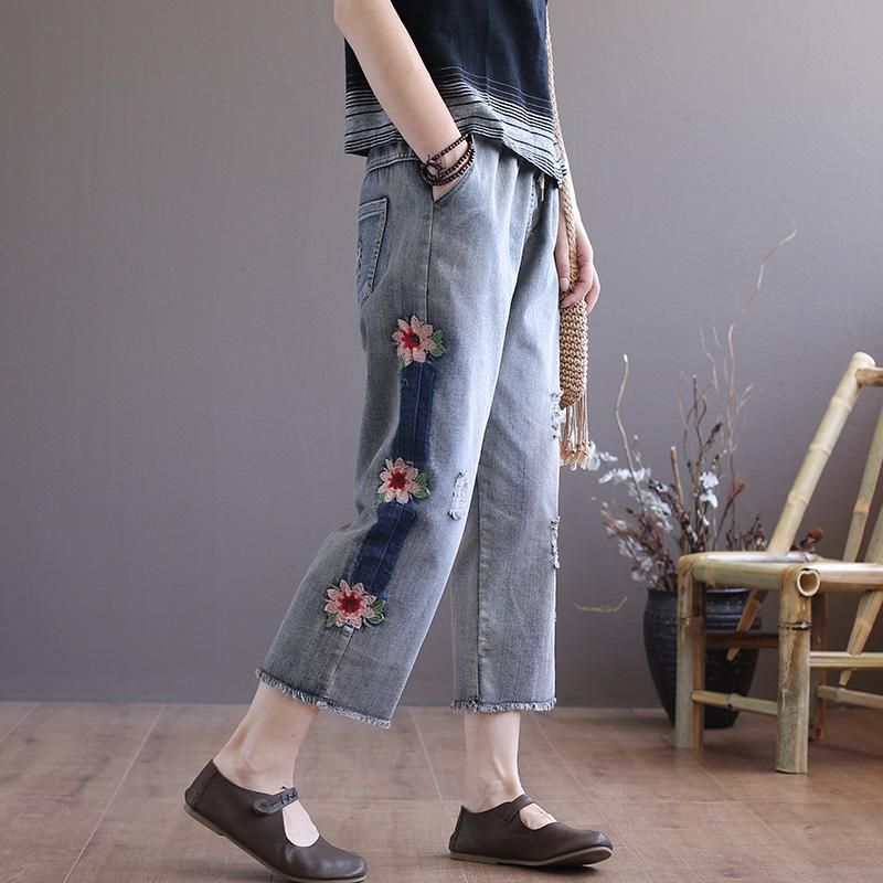 Broek Met Rechte Pijpen En Geborduurde Bloemen In Etnische Stijl